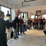 Michael Muench mit Seminarteilnehmern bei einem Coaching für eine Unternehmensentwicklung.